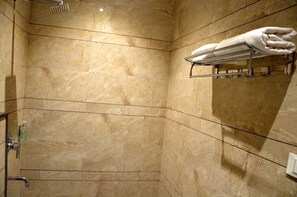Bathroom shower - Hotel Karam (Amritsar)