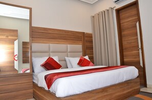 Deluxe Room | 1 bedroom, desk, blackout drapes, soundproofing - Hotel Karam (Amritsar)