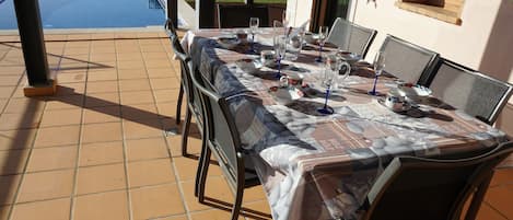 Outdoor dining