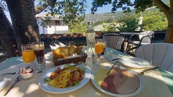 Free daily buffet breakfast