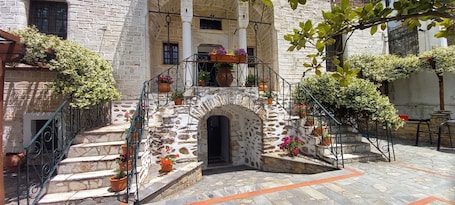 Exterior. Archontiko Kantartzi
