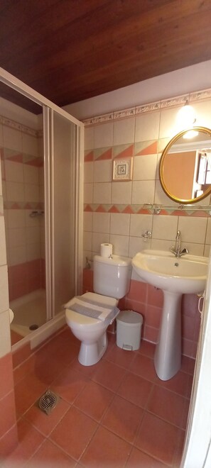 Classic Room | Bathroom | Shower, hair dryer, towels, soap - Archontiko Kantartzi (Volos)