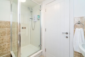 淋浴设施、吹风机、毛巾、肥皂