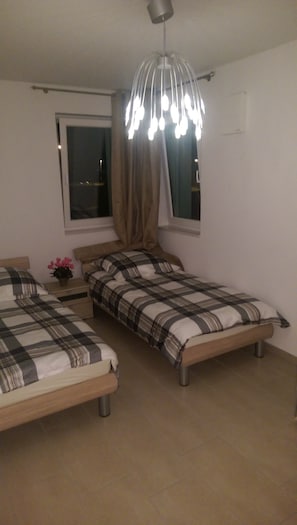 3 bedrooms, desk, WiFi