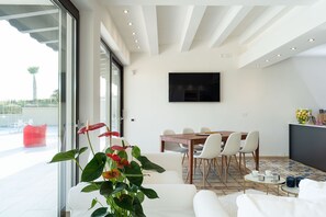 Fernseher, Kamin, Stereoanlage