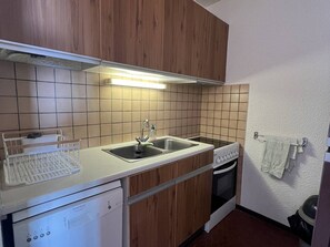 Réfrigérateur, micro-ondes, plaque de cuisson, lave-vaisselle
