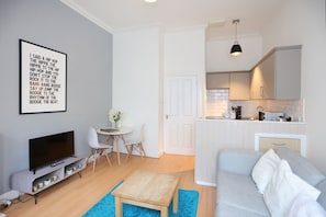 TV - Dalmeny Street Apartment Bright Modern 1 Bed Flat - 10 Mins from City Centre (Edinburgh)