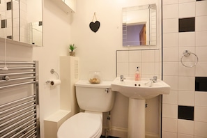 Towels, toilet paper - Dalmeny Street Apartment Bright Modern 1 Bed Flat - 10 Mins from City Centre (Edinburgh)