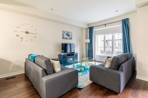 Residenza Romantica, 2 camere da letto, non fumatori, caminetto | Area soggiorno | TV a schermo piatto 43 pollici con canali digitali, TV, Netflix