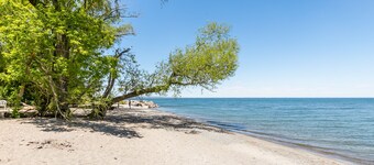 GLOBALSTAY. Modern Lake Ontario Townhomes