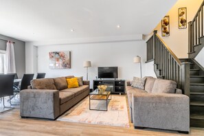 Residenza familiare, 5 camere da letto, idromassaggio, lato lago | Area soggiorno | TV a schermo piatto 43 pollici con canali digitali, TV, Netflix