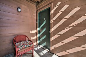 Terrace/patio - Game Day Retreat: Pool Access, 2 Mi to Texas A & M (College Station)