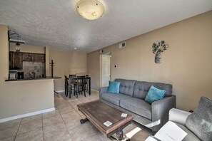 TV, books - Game Day Retreat: Pool Access, 2 Mi to Texas A & M (College Station)
