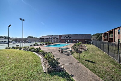 Game Day Retreat: Pool Access, 2 Mi to Texas A & M