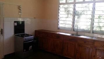 Refrigerador, horno, parrilla de estufa y utensilios de cocina