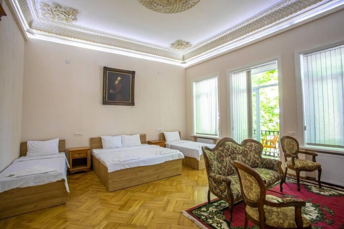 Habitación cuádruple Premium | Decoración personalizada, muebles diferentes y insonorización