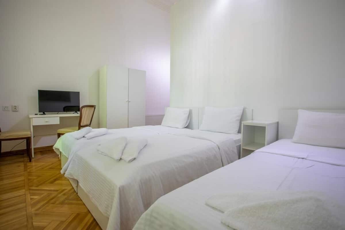 Habitación triple | Decoración personalizada, muebles diferentes y insonorización
