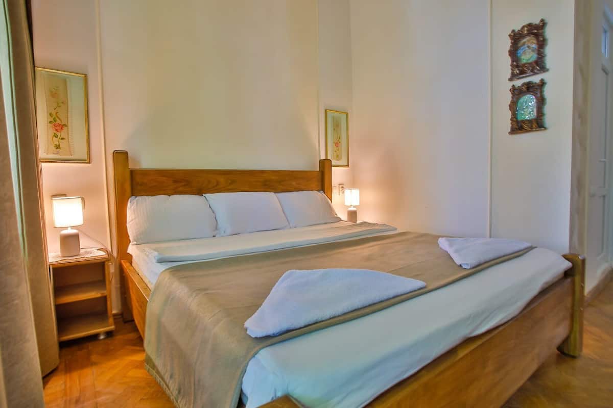 Habitación doble Deluxe, balcón | Decoración personalizada, muebles diferentes y insonorización