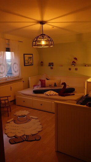 Fridge, microwave, stovetop, coffee/tea maker - Non Smoking. - FW since 2005, friendly, clean, cozy. Ambience, beautiful garden, free parking space, parking space. for bicycles, free WiFi (Gera)