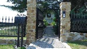 Property grounds - Non Smoking. - FW since 2005, friendly, clean, cozy. Ambience, beautiful garden, free parking space, parking space. for bicycles, free WiFi (Gera)