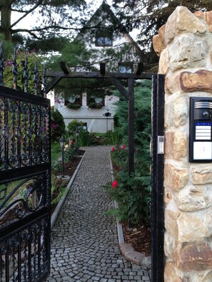 Property grounds - Non Smoking. - FW since 2005, friendly, clean, cozy. Ambience, beautiful garden, free parking space, parking space. for bicycles, free WiFi (Gera)