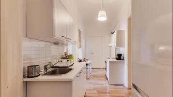 Full-size fridge, microwave, oven, stovetop