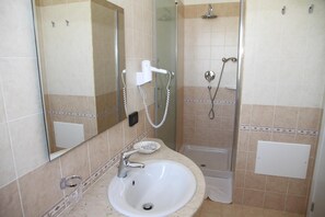 Shower, rainfall showerhead, hair dryer, bidet - Nebrodi Rooms Monte San Giovanni (San Marco d'Alunzio)