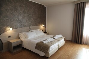 防敏寢具、迷你吧、房內夾萬、書桌