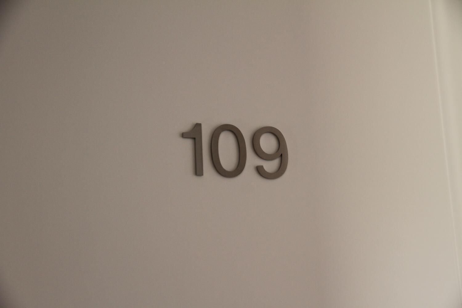 Número '109' pintado en una pared.