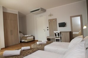 Allergikerbettwaren, Minibar, Zimmersafe, Schreibtisch