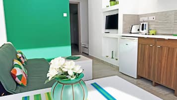 Design Apartment (Green) | Ruang tamu | 32 inci televisyen skrin rata dengan satelit, TV, mainan