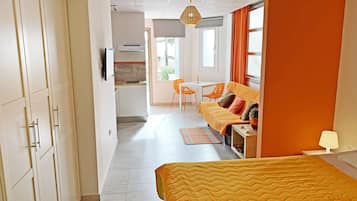 Studio Standard (Orange) | 1 sovrum, värdeförvaringsskåp på rummet och strykjärn/strykbräda