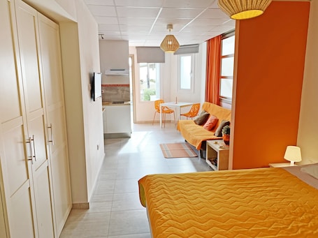 Standard Studio (Orange) | 1 bedroom, in-room safe, iron/ironing board, free cribs/infant beds