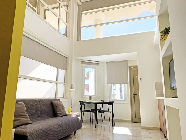 Standard-studio (Yellow) | Olohuone | 32–tuumainen taulutelevisio, jossa satelliittikanavat