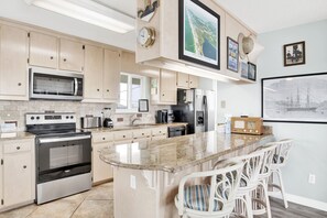 Mikrowelle, Ofen, Geschirrspüler, Wasserkocher mit Kaffee-/Teezubehör