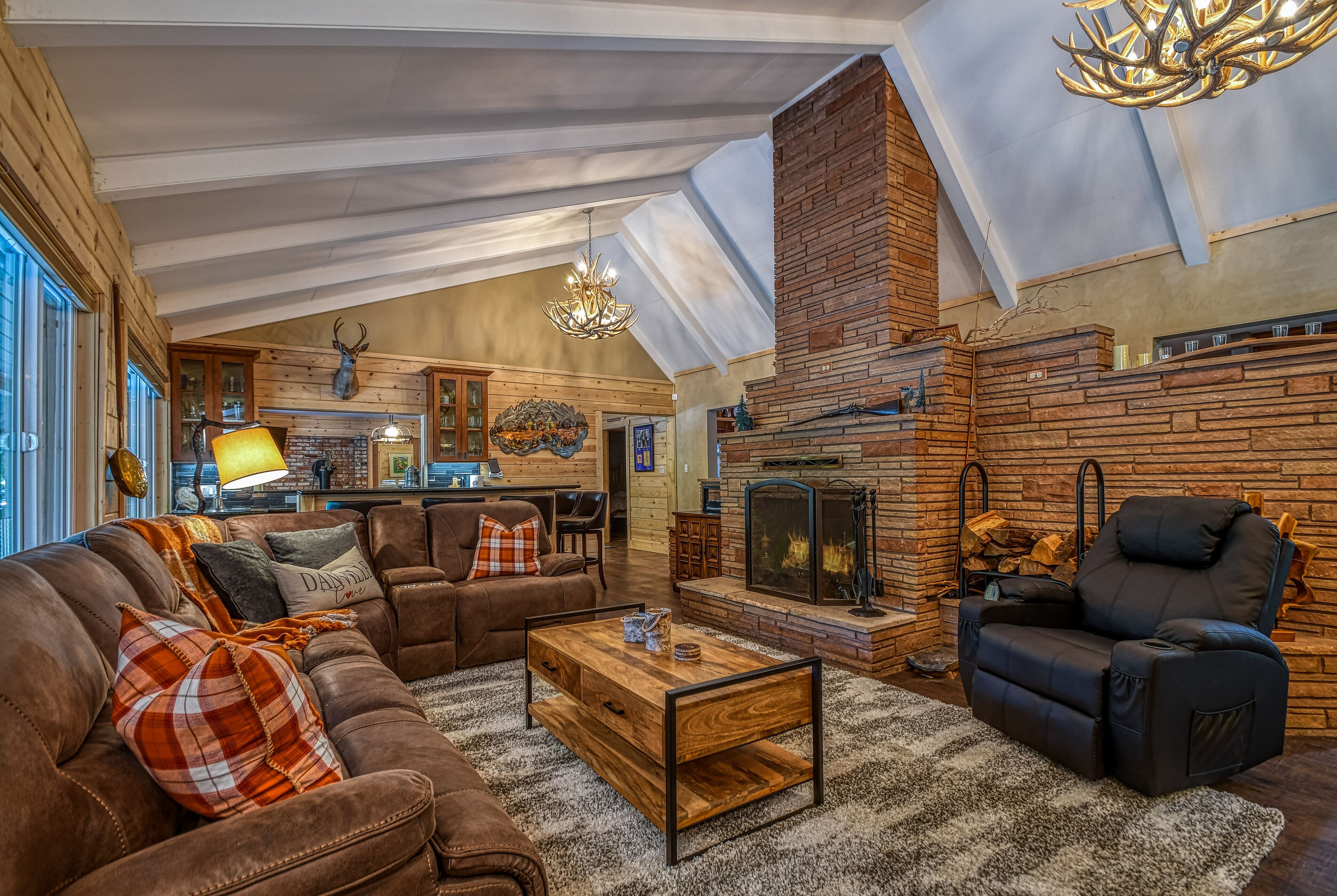 PET FRIENDLY CABIN IN CAMP CONNELL, IMPRESSIVE GAME ROOM AND MORE!
