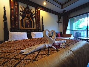 Deluxe Pool View | Meja kerja dan tempat tidur lipat/tambahan