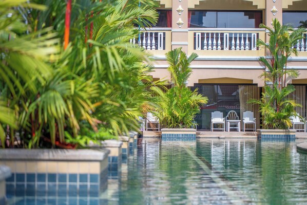 Una piscina al aire libre