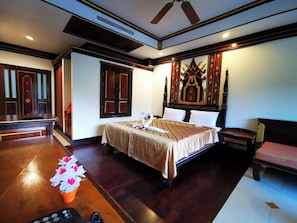Deluxe Pool View | Meja, katil lipat simpan/tambahan 