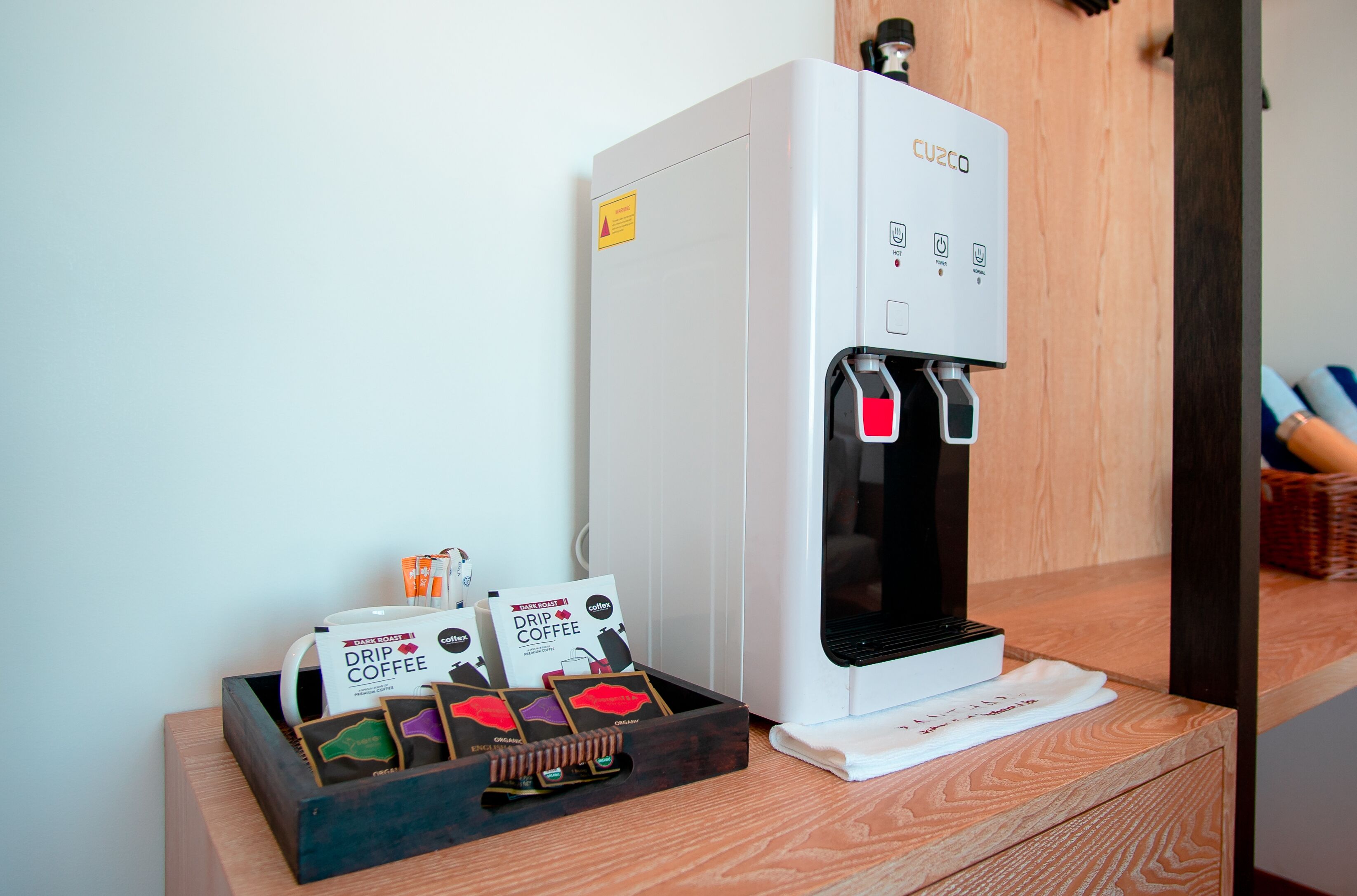 Une machine à café utilisant des dosettes de café et comprenant un plateau pour les tasses.