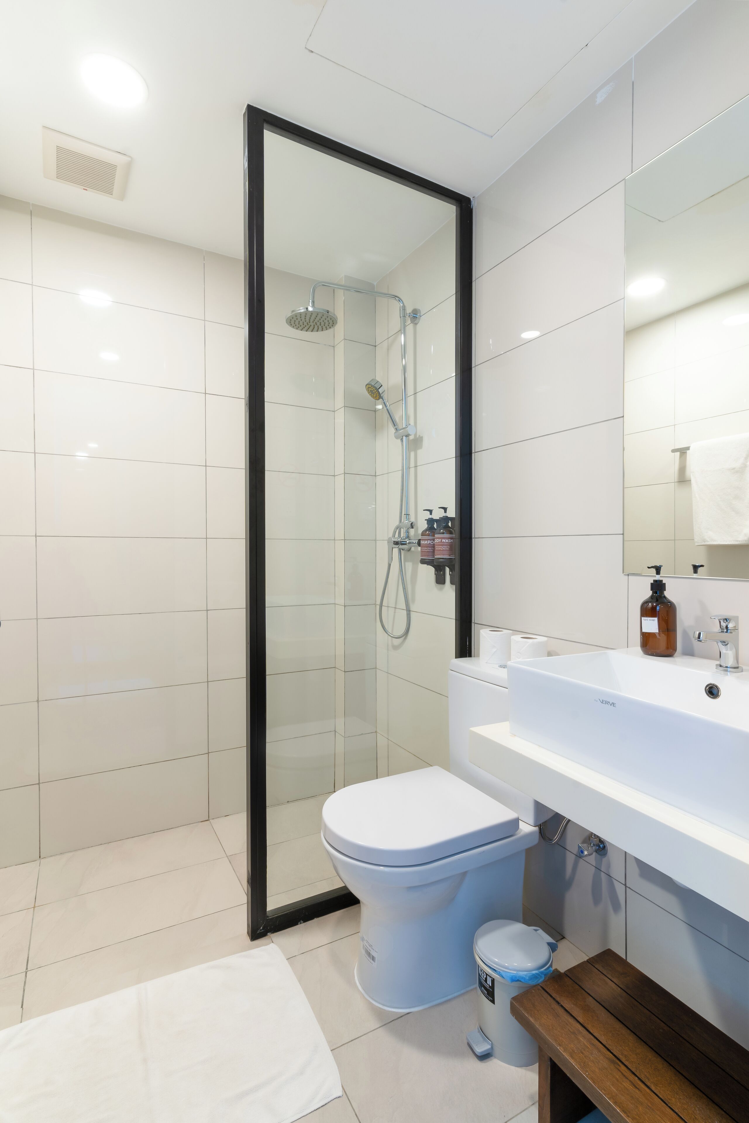Buồng tắm vòi sen, máy sấy tóc, khăn tắm, xà phòng 