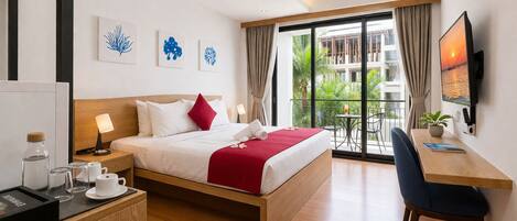 خزنة داخل الغرفة ومكتب ومساحة عمل للكمبيوتر المحمول وستائر تعتيم