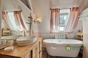 Badewanne, Haartrockner, Handtücher, Seife