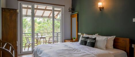 컴포트 스튜디오, 킹사이즈침대 1개, 정원 전망 | 메모리폼 침대, 다리미/다리미판, 무료 WiFi, 침대 시트