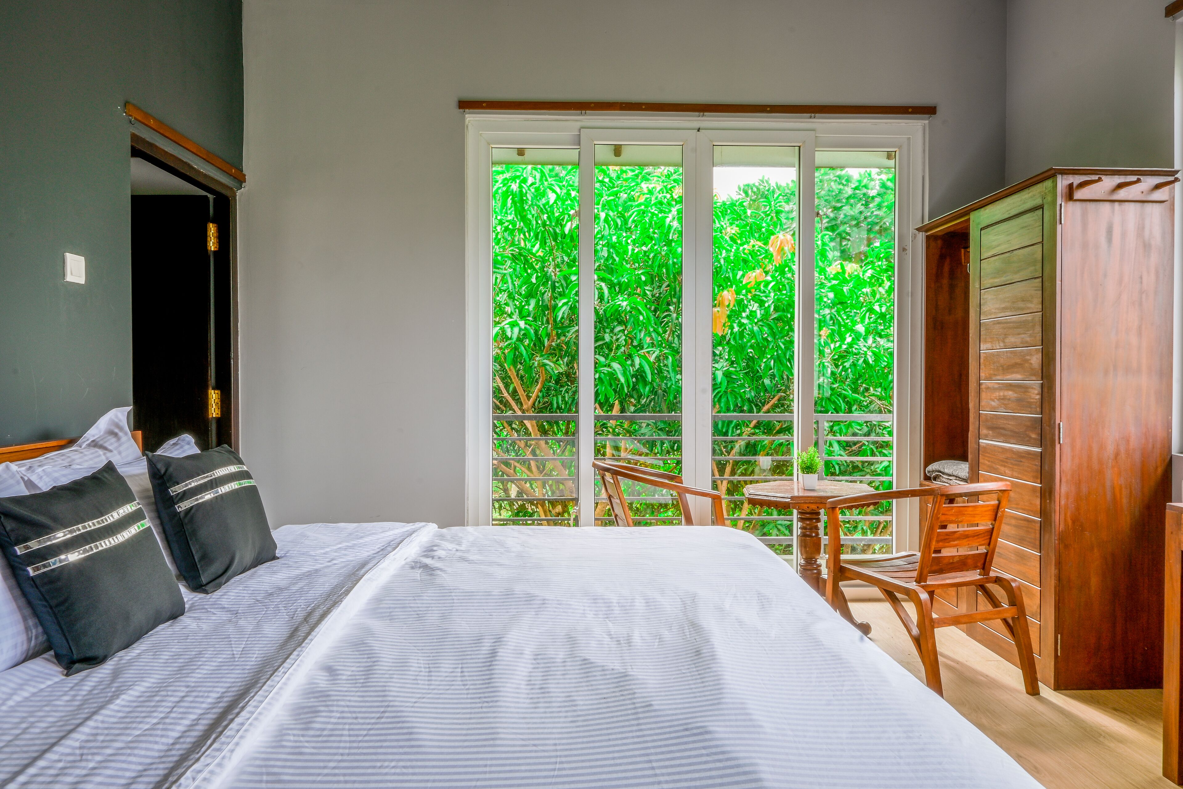 Deluxe Room, 1 King Bed, Garden View | Memory foam beds, iron/ironing board, free WiFi, bed sheets