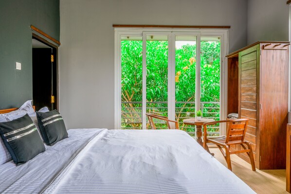 Deluxe Room, 1 King Bed, Garden View | Memory foam beds, iron/ironing board, free WiFi, bed sheets