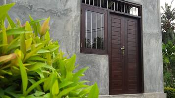 Standard Room, 1 King Bed, Garden View | Memory-foam beds, iron/ironing board, free WiFi, bed sheets