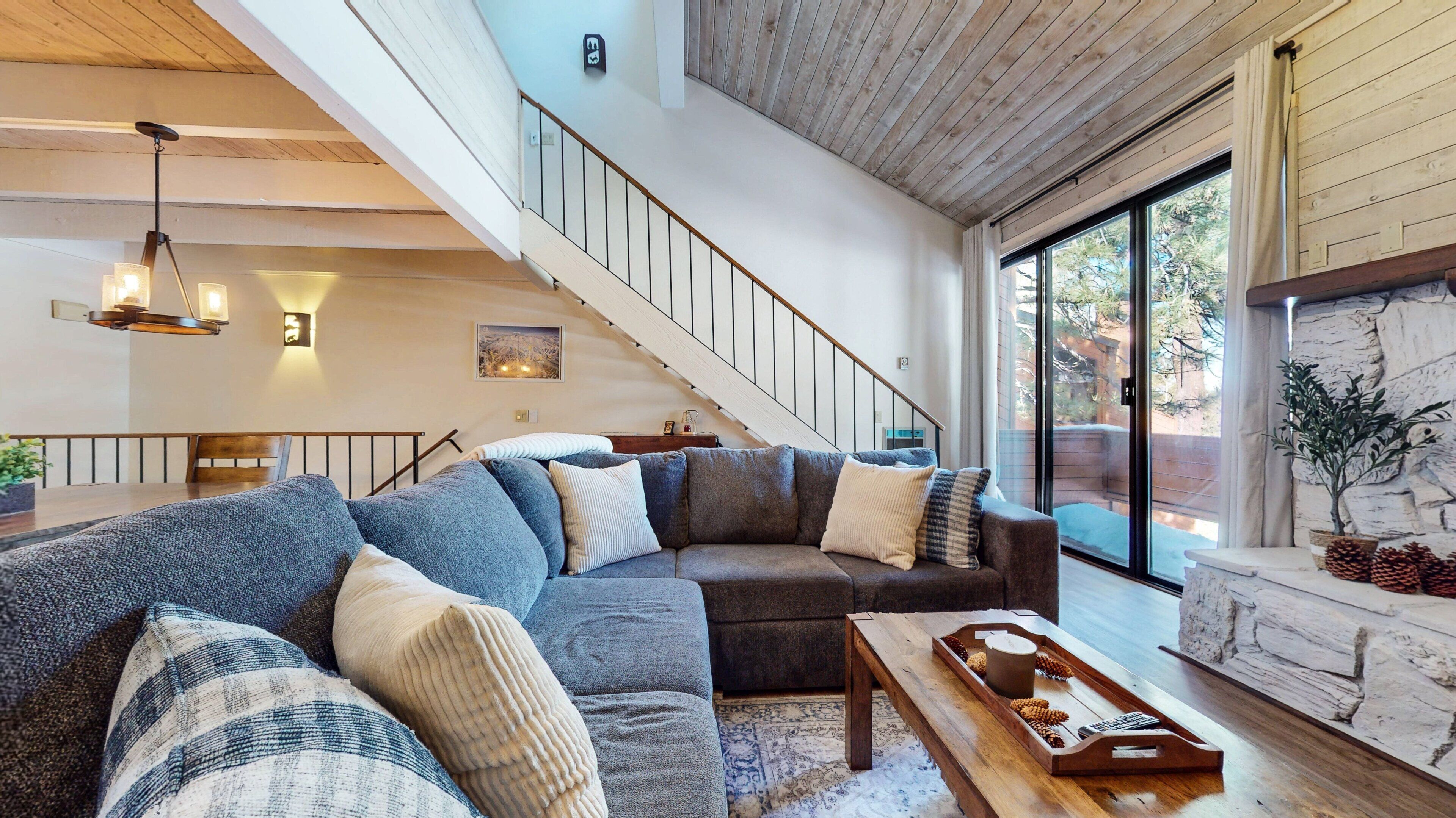 Apartment, 2 Schlafzimmer | Wohnbereich | 30-Zoll-Smart-TV mit Kabelempfang, Fernseher, Streaming-Dienste