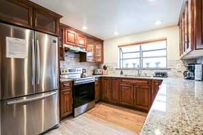 Private kitchen - Snowflower 3 Remodeled and Modern, Private Washer Dryer with Fireplace by RedAwning (Mammoth Lakes)