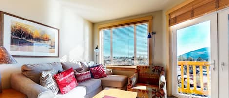 Leilighet, 2 soverom | Oppholdsrom | En 30-tommers smart-TV med kabel-kanaler samt TV